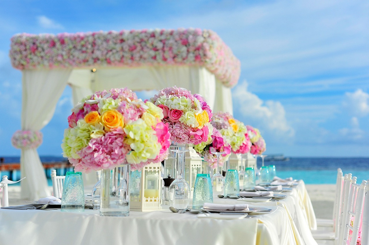 10 best budget-friendly flowers for wedding decor