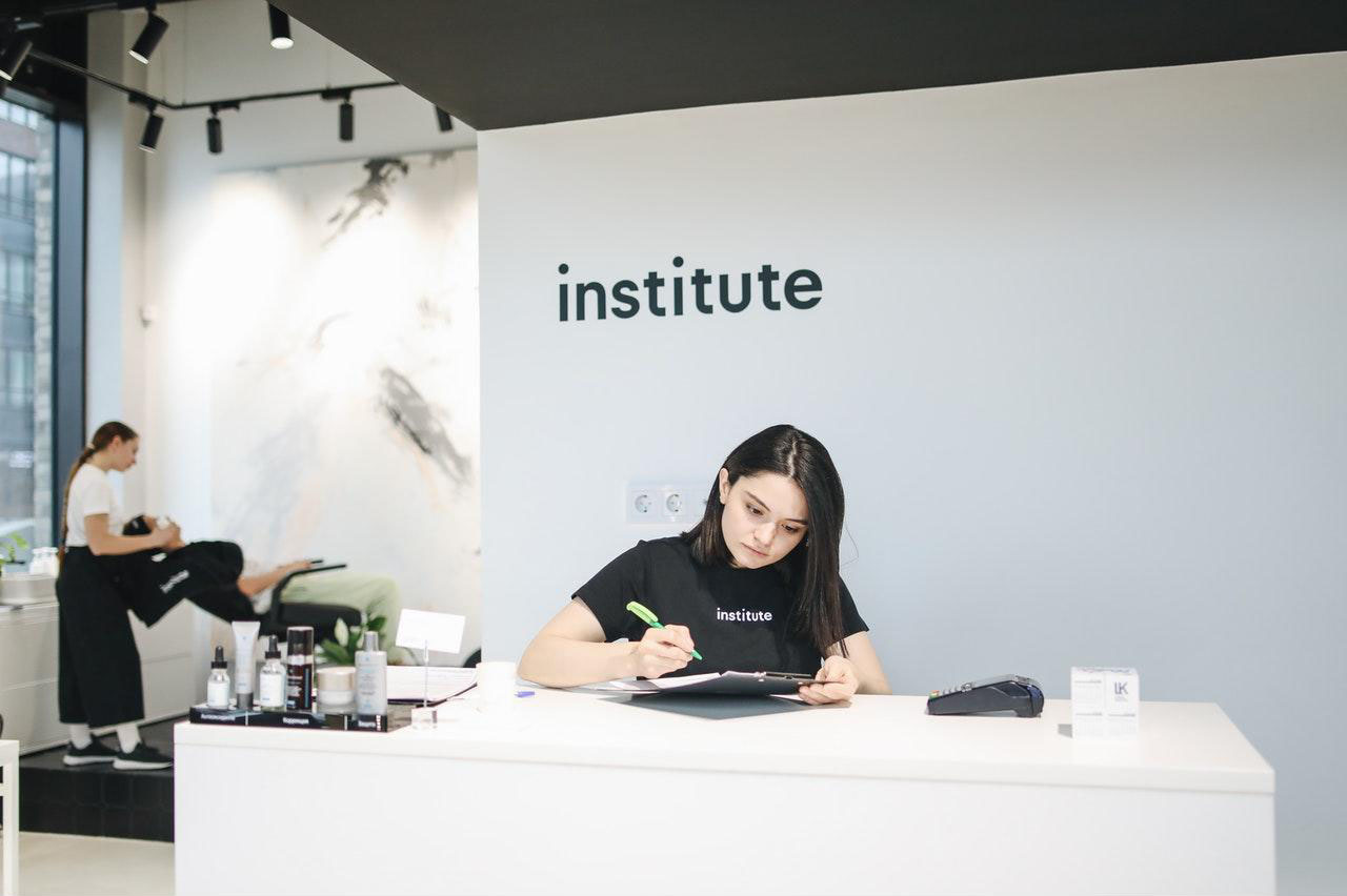 Reception desk for salon: A Reflection of Your Salon's Personality and Functionality